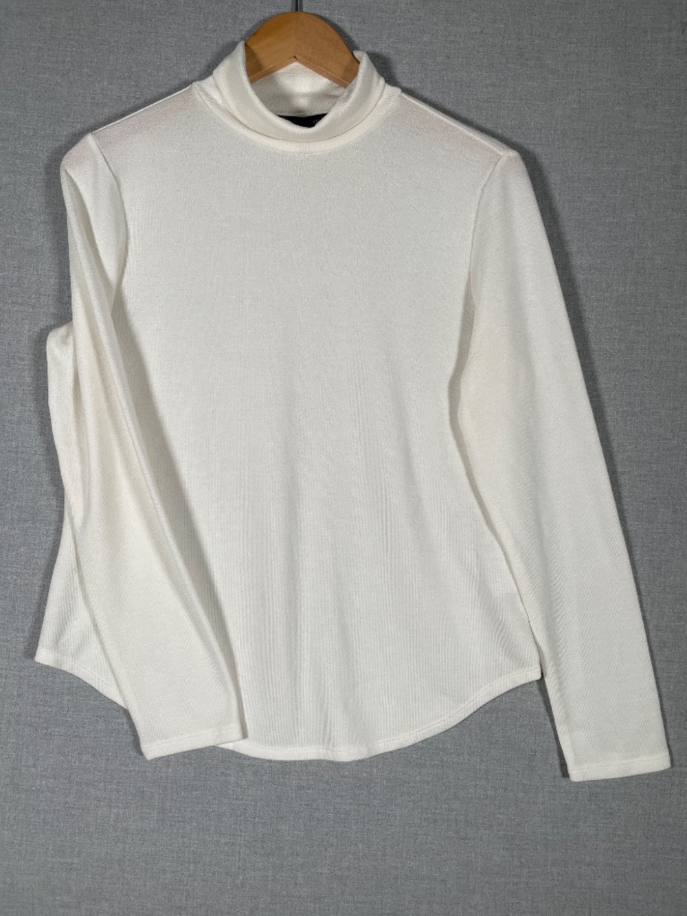 Banana Republic White Ribbed Turtleneck Top Medium M Long Sleeve Minimalist Knit